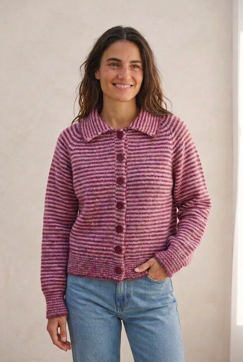 Modelo con Alma Rose y botones granates