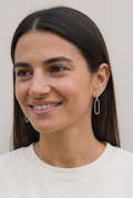 Modelo sonriendo con los pendientes Venecia