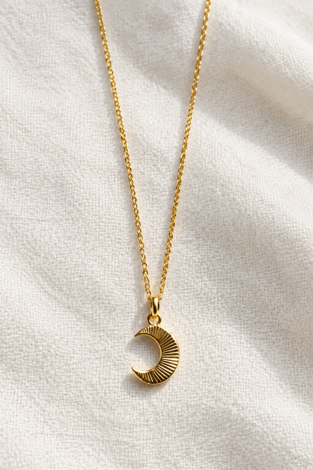 COLGANTE  LUNA CRECIENTE ORO